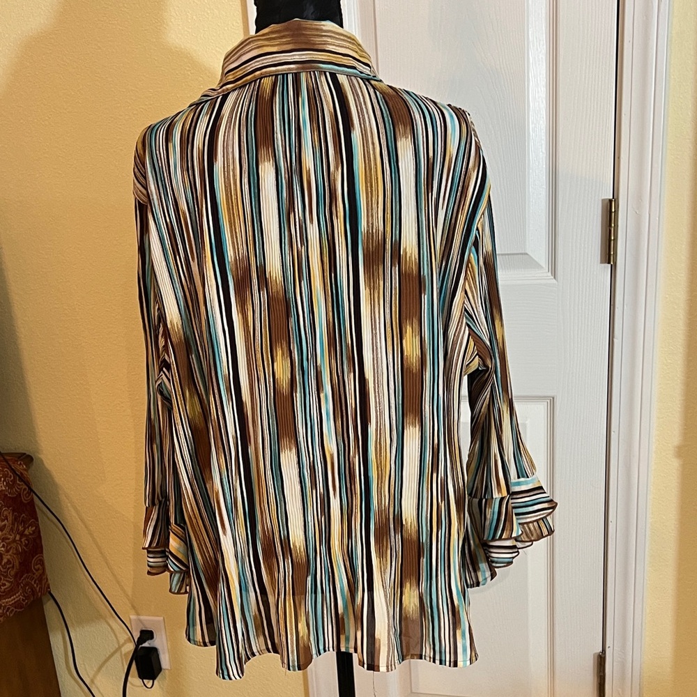 Striped Button-Up Shirt with ruffle sleeves - Picture 4 of 6